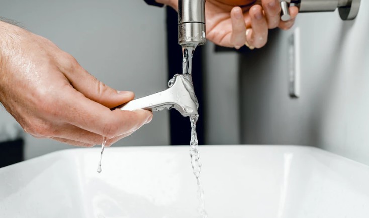 cleaning a razor blade
